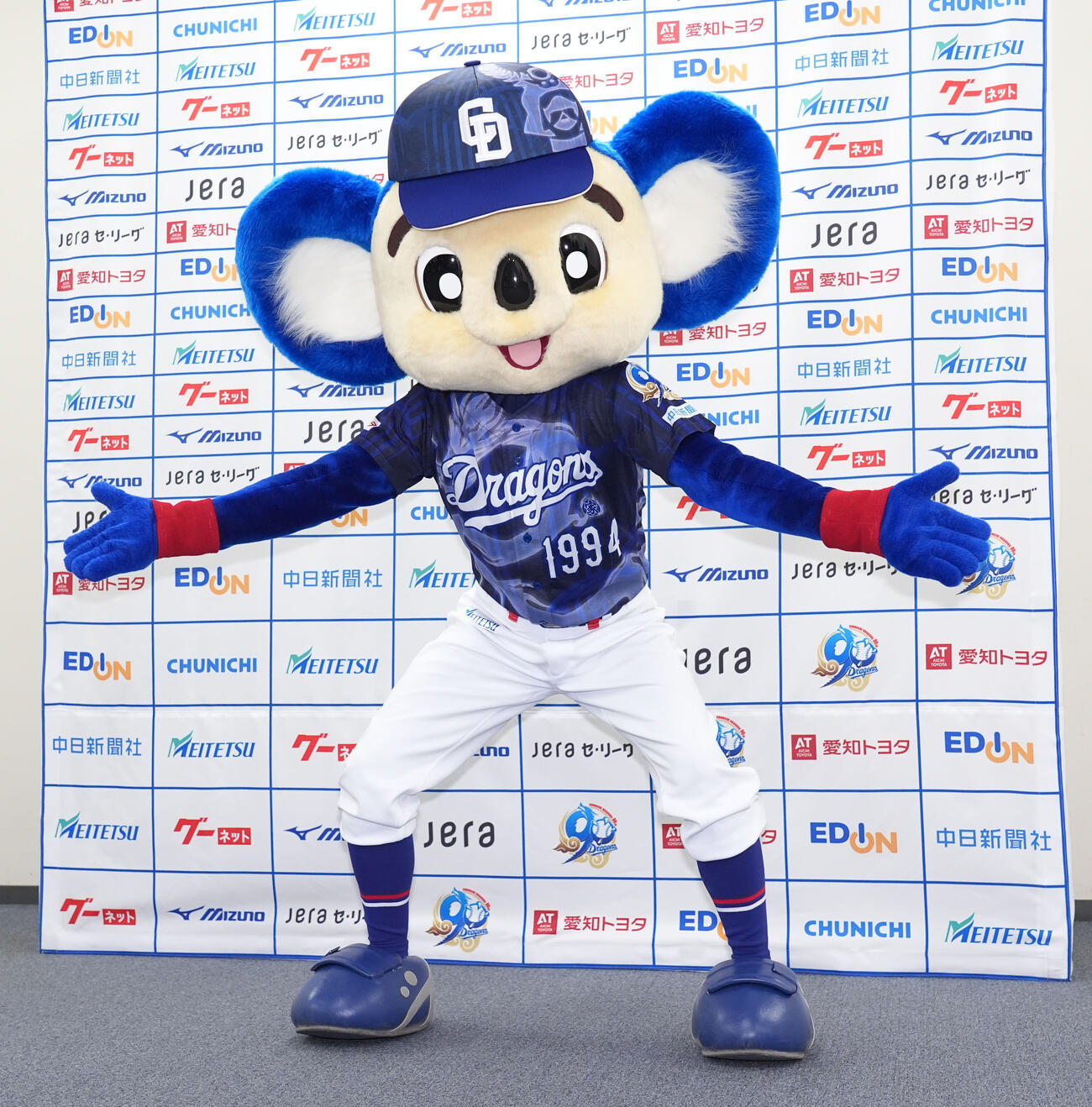 お披露目された昇竜ユニホーム第二弾を着用するドアラ（撮影・森本幸一）