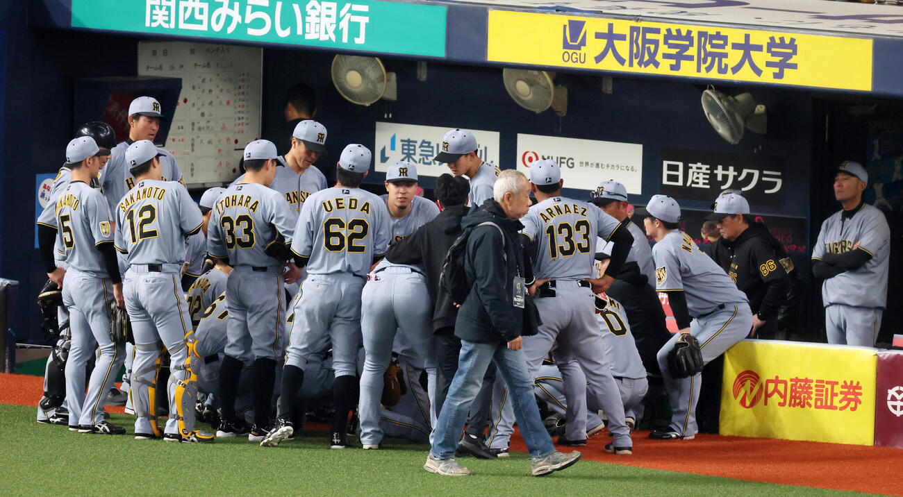 オリックス対阪神　試合前の円陣を組む阪神ナイン（撮影・加藤哉）