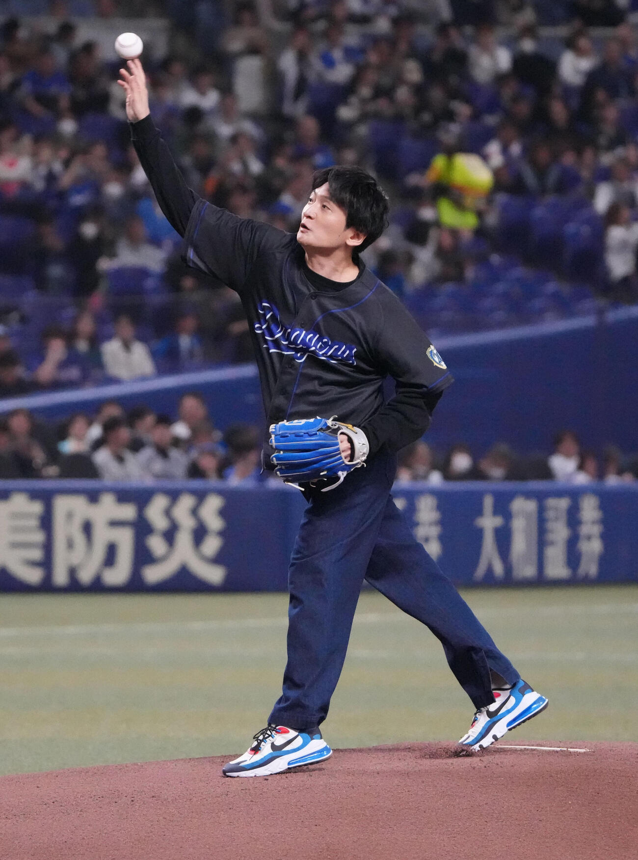中日対ロッテ　試合前、始球式を行う声優の島崎信長（撮影・森本幸一）