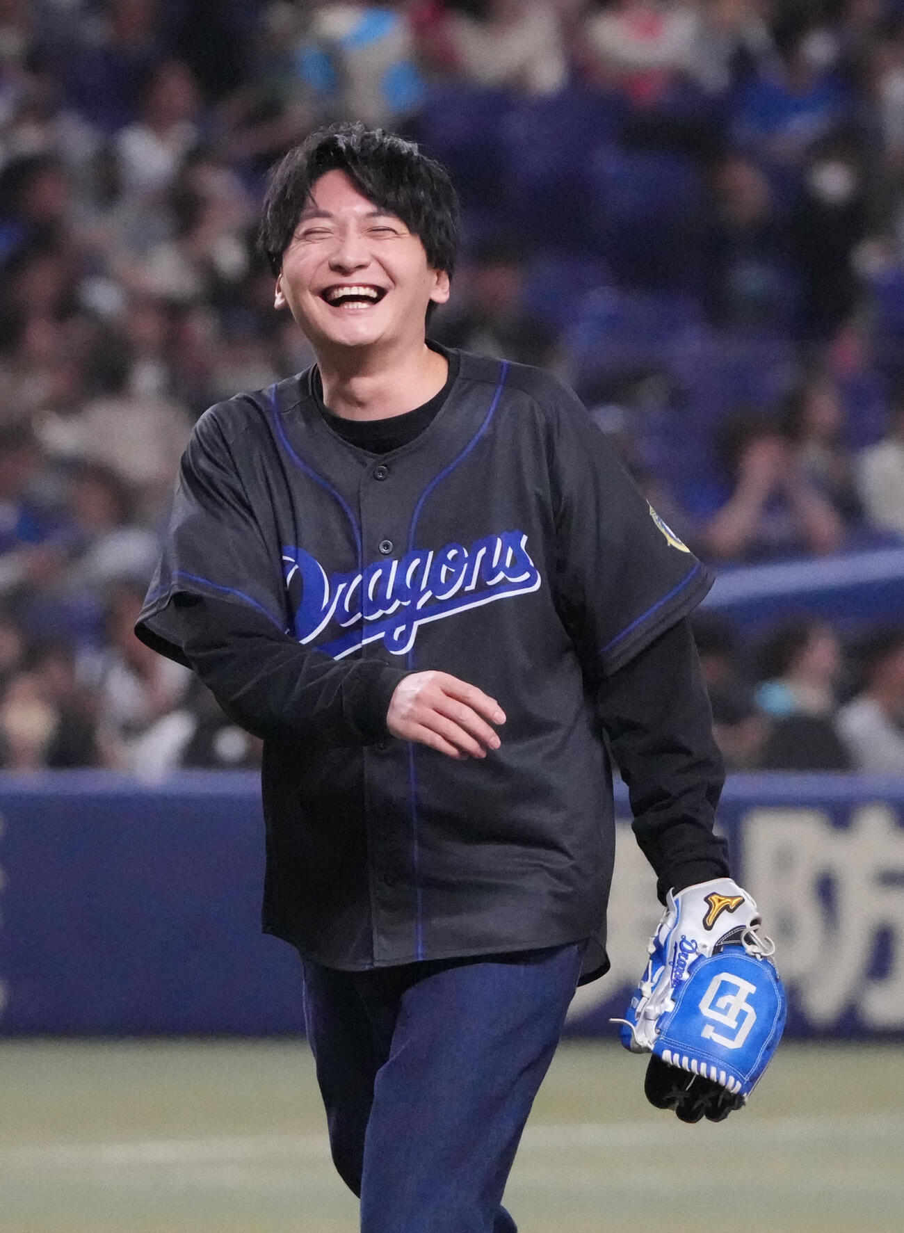 中日対ロッテ　試合前、始球式を行う声優の島崎信長（撮影・森本幸一）