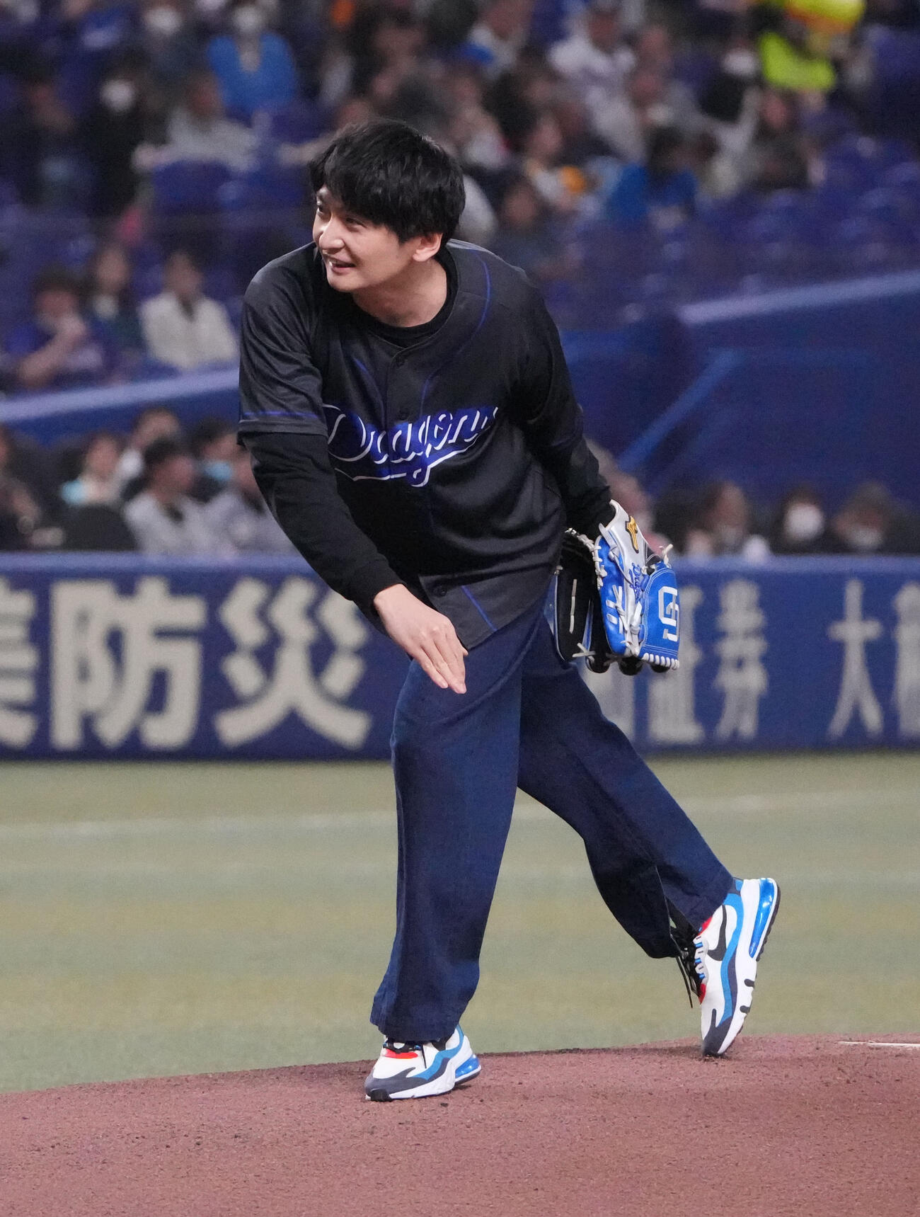 中日対ロッテ　試合前、始球式を行う声優の島崎信長（撮影・森本幸一）