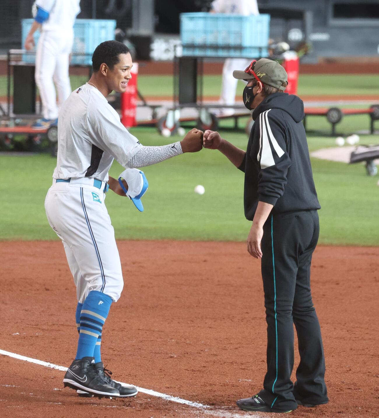 日本ハム対ヤクルト　チームに合流し新庄監督とグータッチする万波（撮影・黒川智章）