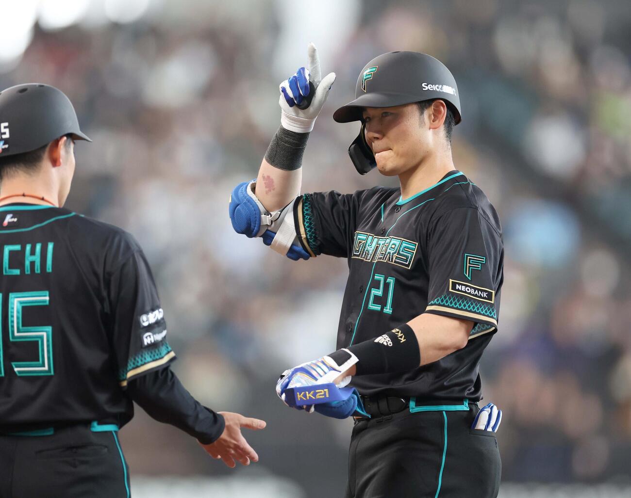 日本ハム対ヤクルト　3回裏日本ハム1死、中前打を放ちポーズをとる清宮幸（撮影・黒川智章）