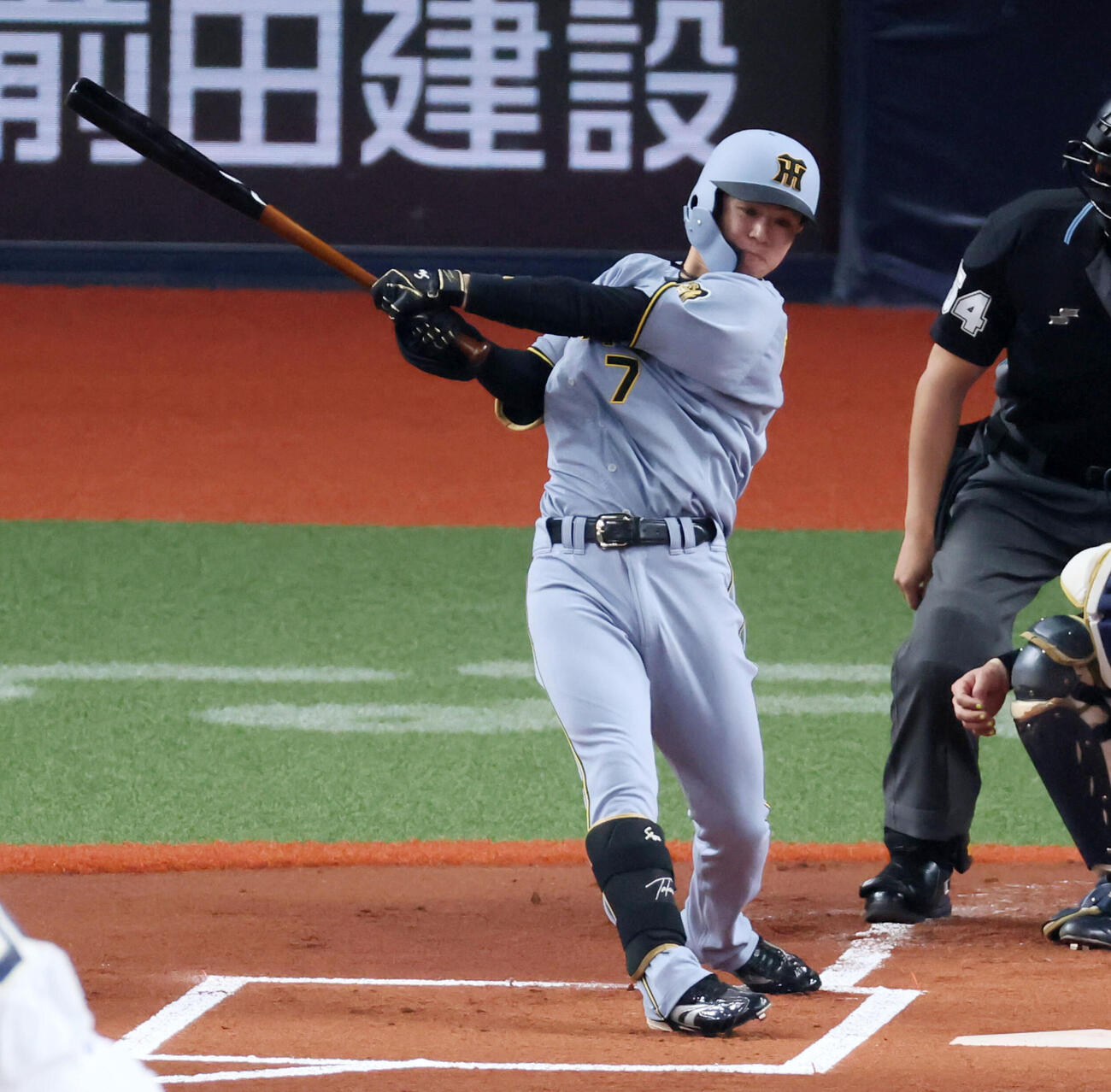 オリックス対阪神　1回表阪神1死、中野は中越え三塁打を放つ（撮影・加藤哉）