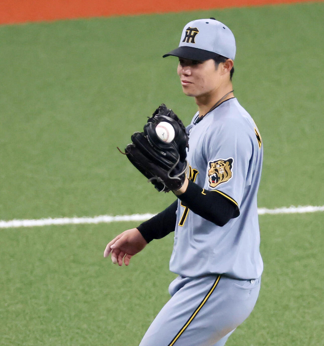 オリックス対阪神　4回裏オリックス1死、中野は西川の二直を捕球しボールがグラブの指の間から顔を出しびっくり？（撮影・加藤哉）