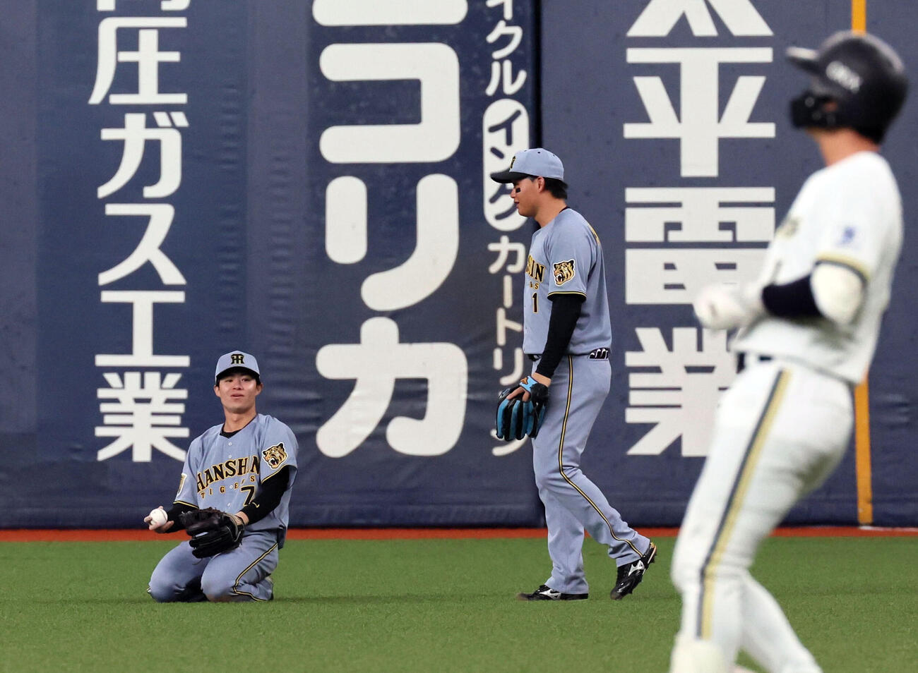 オリックス対阪神　2回裏オリックス無死、中野は太田（手前）の飛球を好捕する。後方は森下（撮影・宮崎幸一）