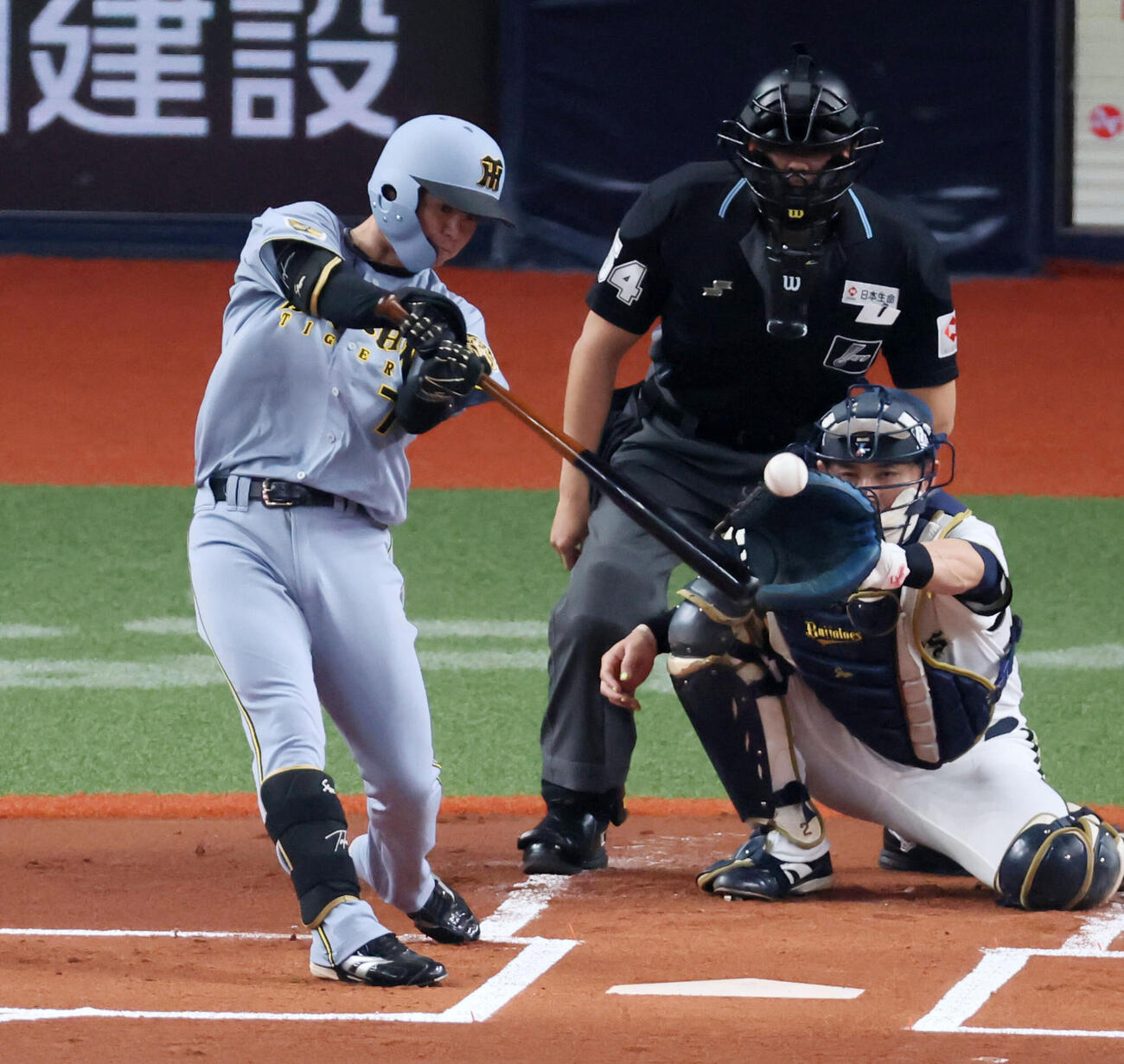 オリックス対阪神　1回表阪神1死、中野は中越え三塁打を放つ（撮影・加藤哉）