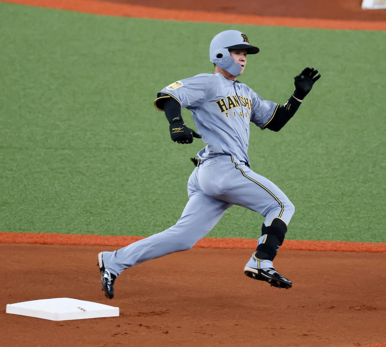 オリックス対阪神　1回表阪神1死、中野は中越え三塁打を放つ（撮影・加藤哉）
