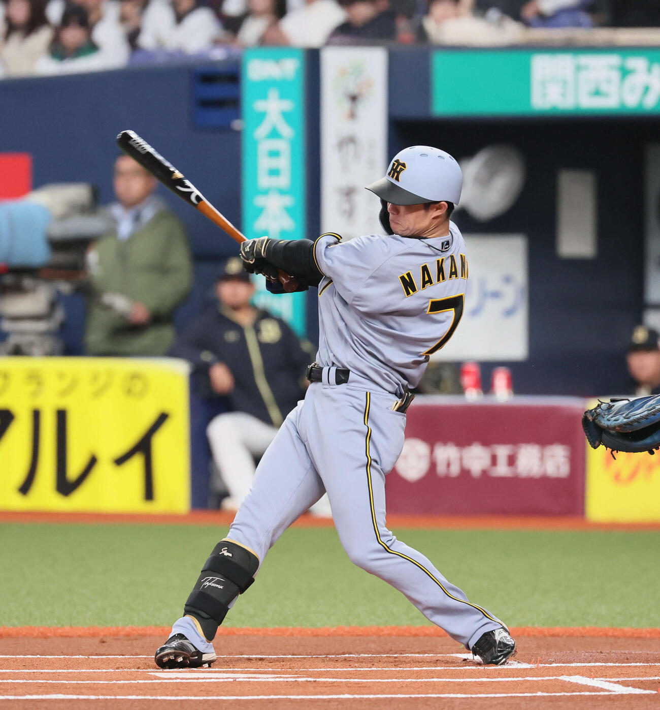 オリックス対阪神　1回表阪神1死、中野は中越え三塁打を放つ（撮影・宮崎幸一）