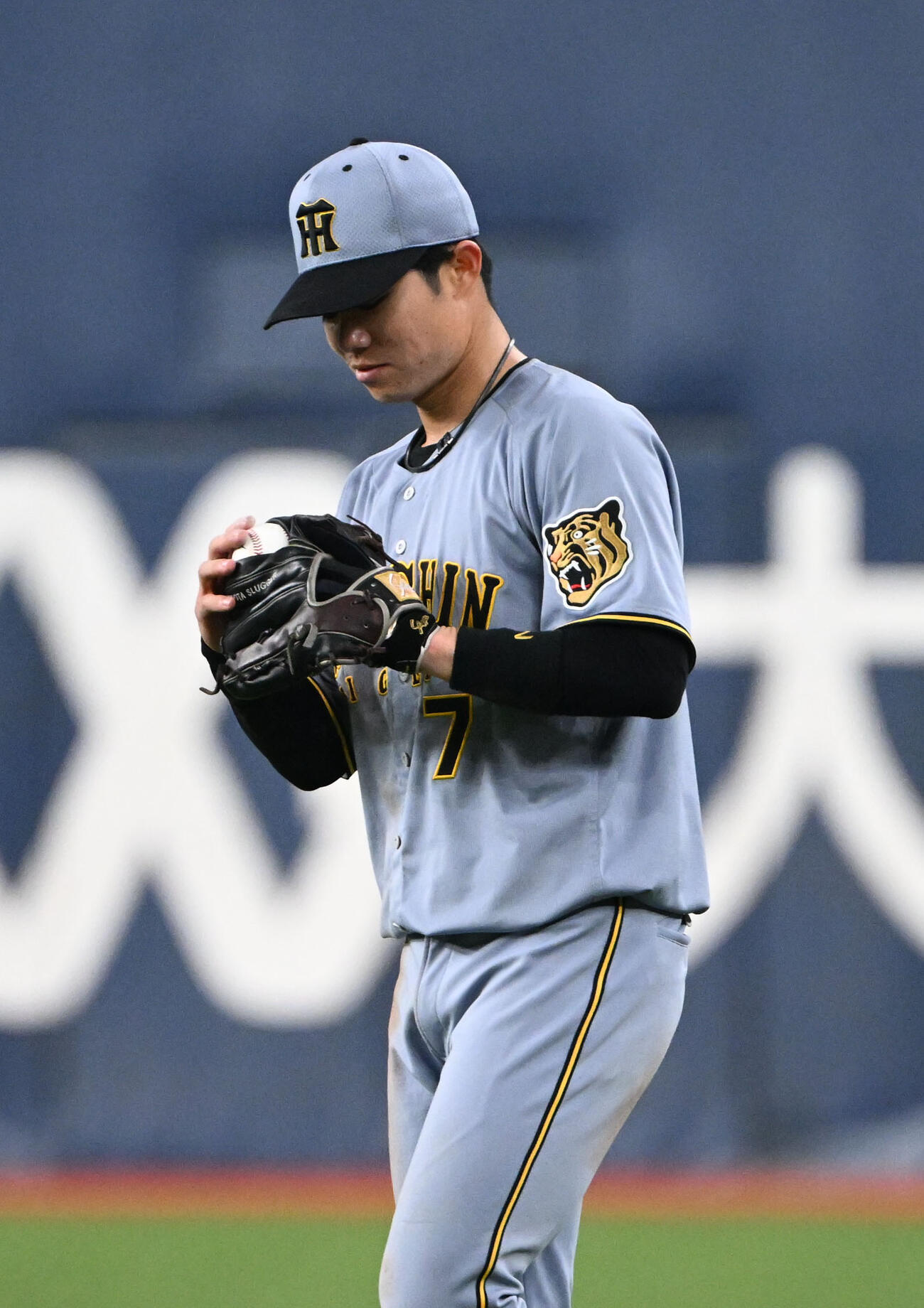 オリックス対阪神　4回裏オリックス1死、西川の打球を好捕した中野はグラブにはさまったボールを見る（撮影・和賀正仁）