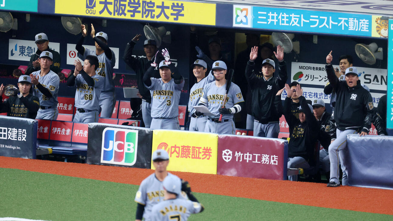 オリックス対阪神　1回表阪神1死、中野の中越え三塁打に盛り上がるベンチのナイン（撮影・加藤哉）