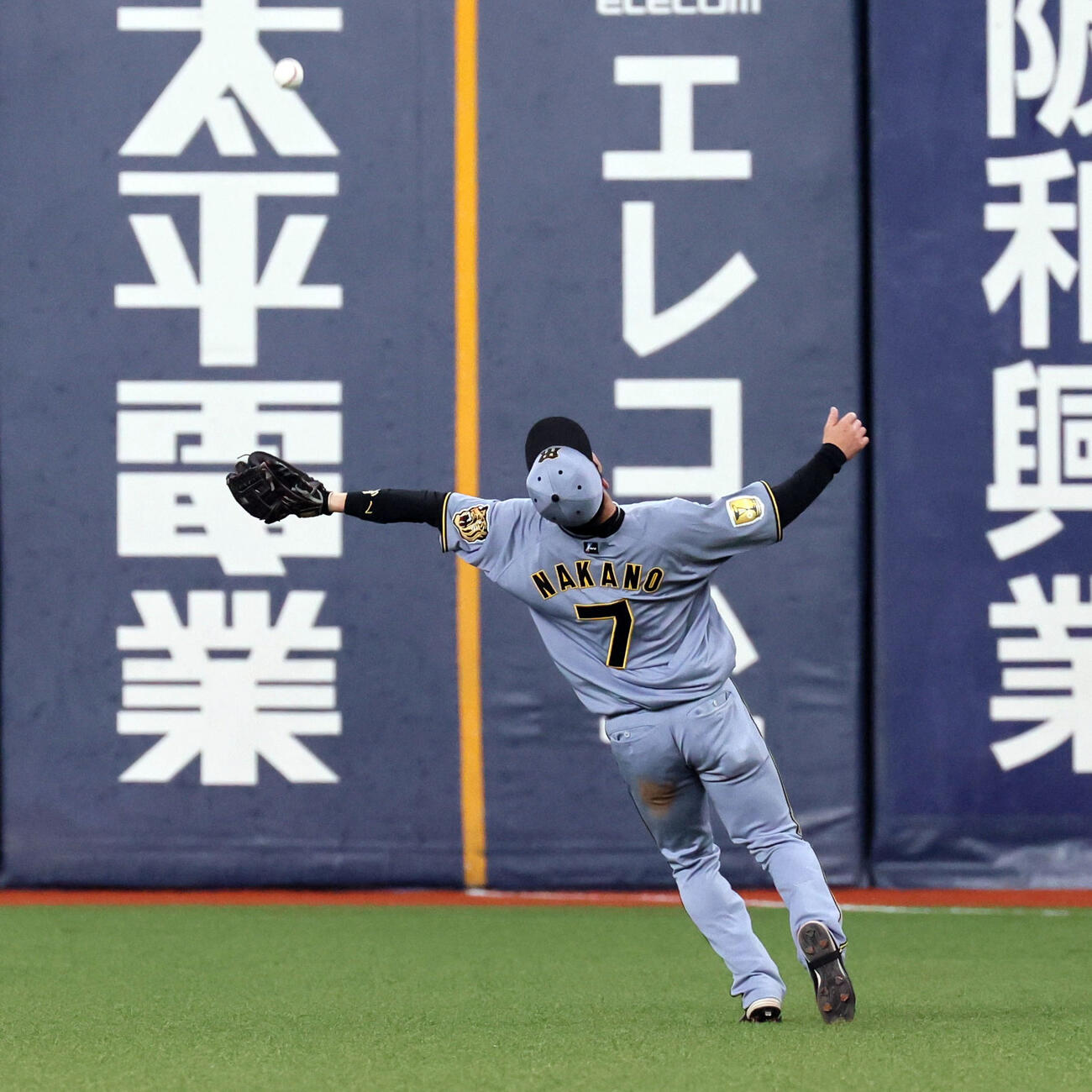 オリックス対阪神　2回裏オリックス無死、中野は太田の飛球を好捕する（撮影・宮崎幸一）