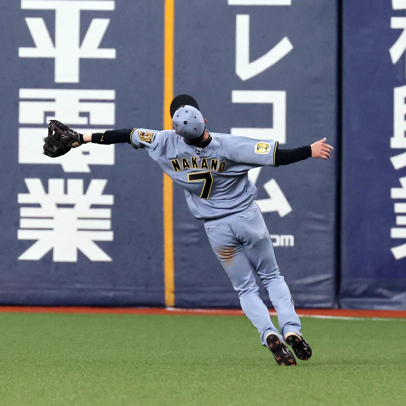 オリックス対阪神　2回裏オリックス無死、中野は太田の飛球を好捕する（撮影・宮崎幸一）