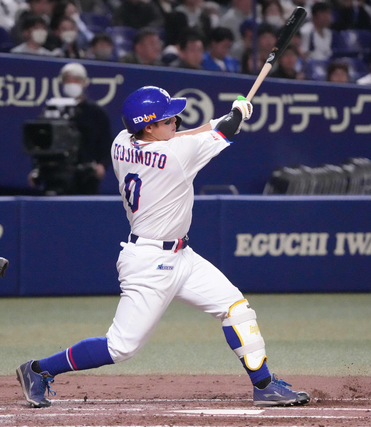 中日対ロッテ　2回裏中日2死三塁、左越え2点本塁打を放つ辻本（撮影・森本幸一）