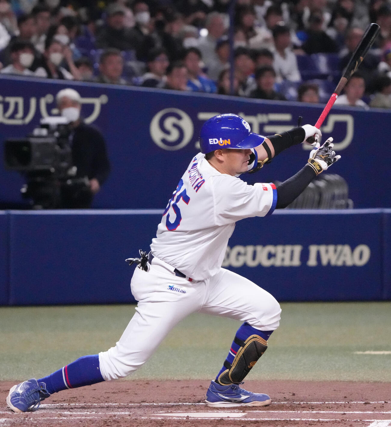 中日対ロッテ　2回裏中日無死満塁、遊撃適時打を放つ木下（撮影・森本幸一）