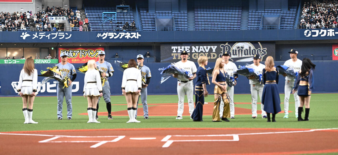 両球団からWBCに出場した左から阪神森下、佐藤、坂本、オリックス・マチャド、若月、宮城、曽谷に花束が贈呈された（撮影・和賀正仁）