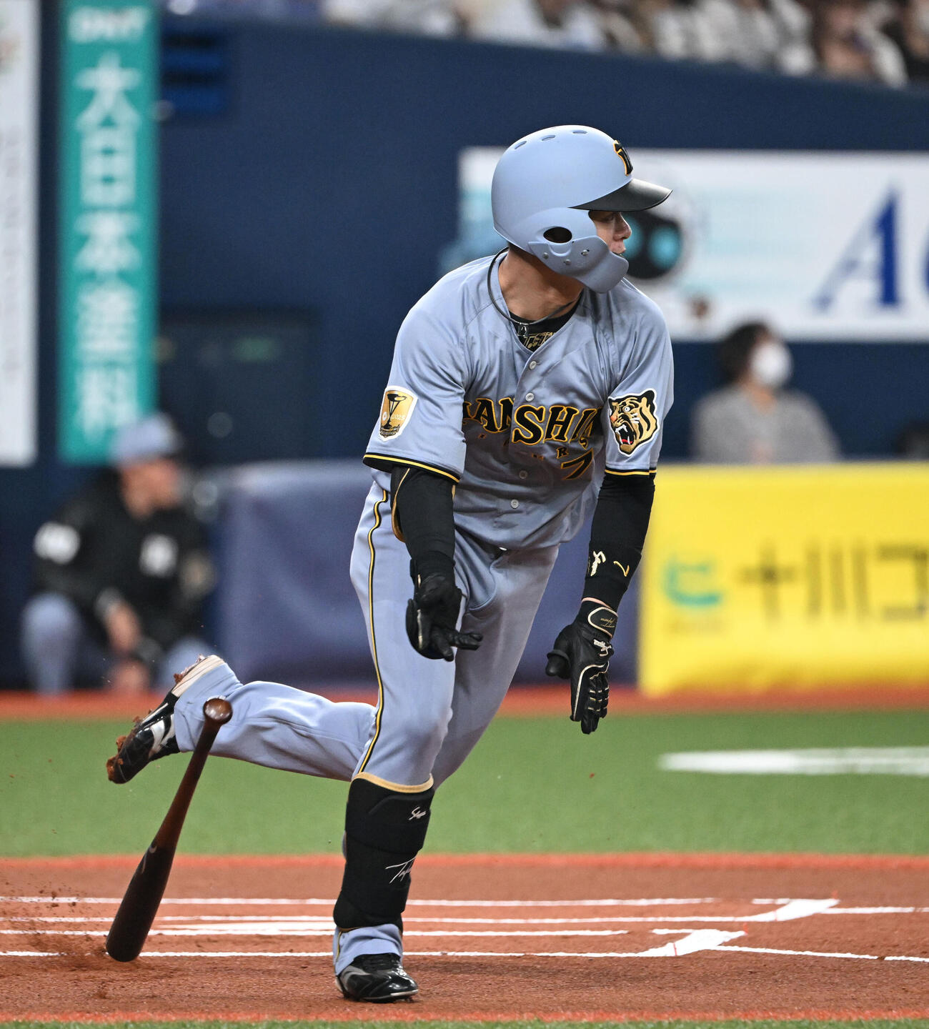 オリックス対阪神　1回表阪神1死、左中間に三塁打を放つ中野（撮影・和賀正仁）
