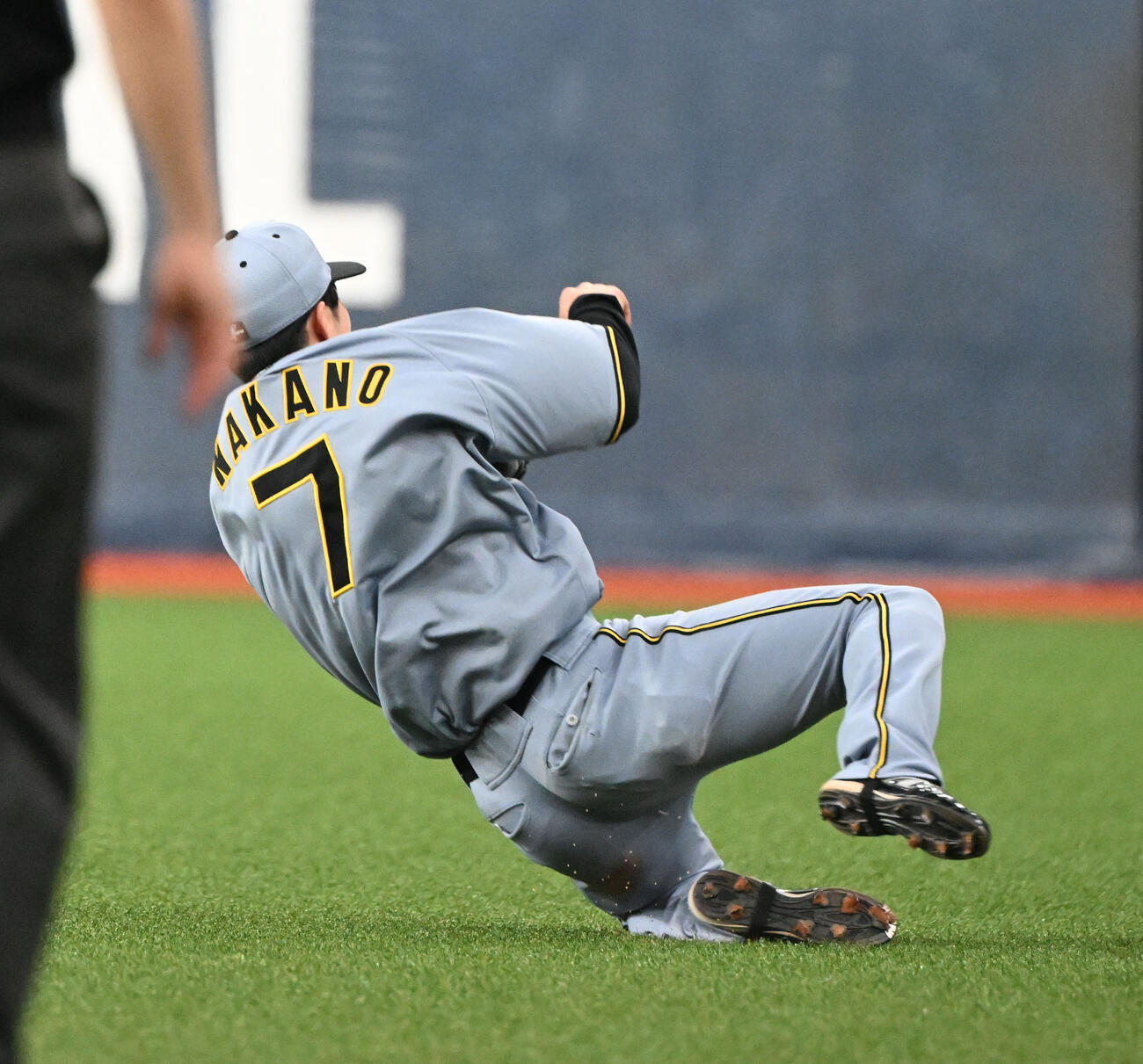 オリックス対阪神　2回裏オリックス無死、太田の打球を背走し好捕する二塁手中野（撮影・和賀正仁）