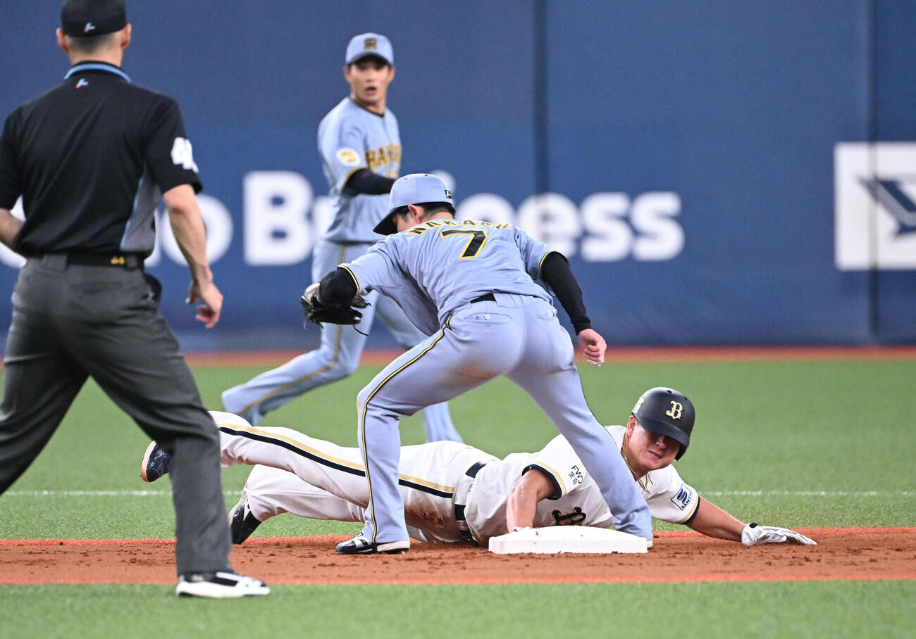 オリックス対阪神　2回裏オリックス1死二塁、けん制にタッチアウトとなる杉本、野手中野（撮影・和賀正仁）
