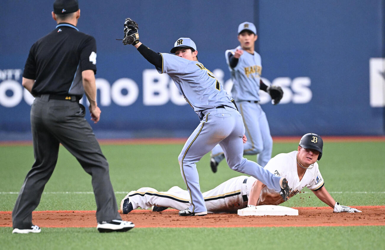 オリックス対阪神　2回裏オリックス1死二塁、けん制にタッチアウトとなる杉本、野手中野（撮影・和賀正仁）