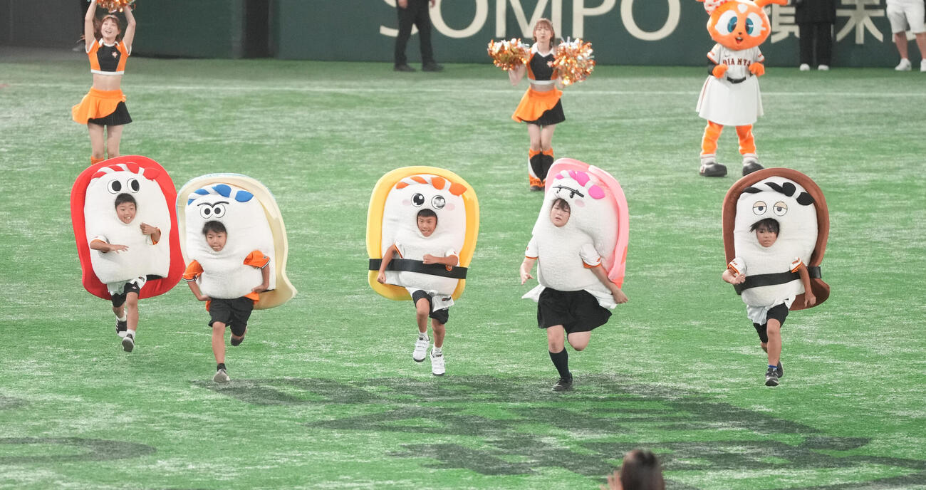 すしレースで力走する子供たち（25年9月撮影）