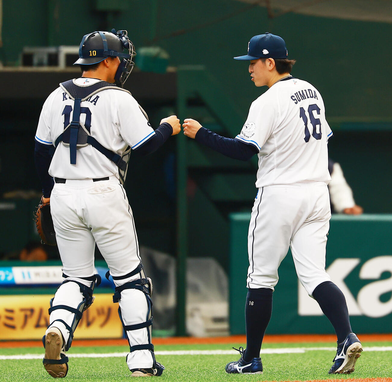 西武対DeNA 3回表を終え小島（左）とグータッチする西武隅田（撮影・野上伸悟）