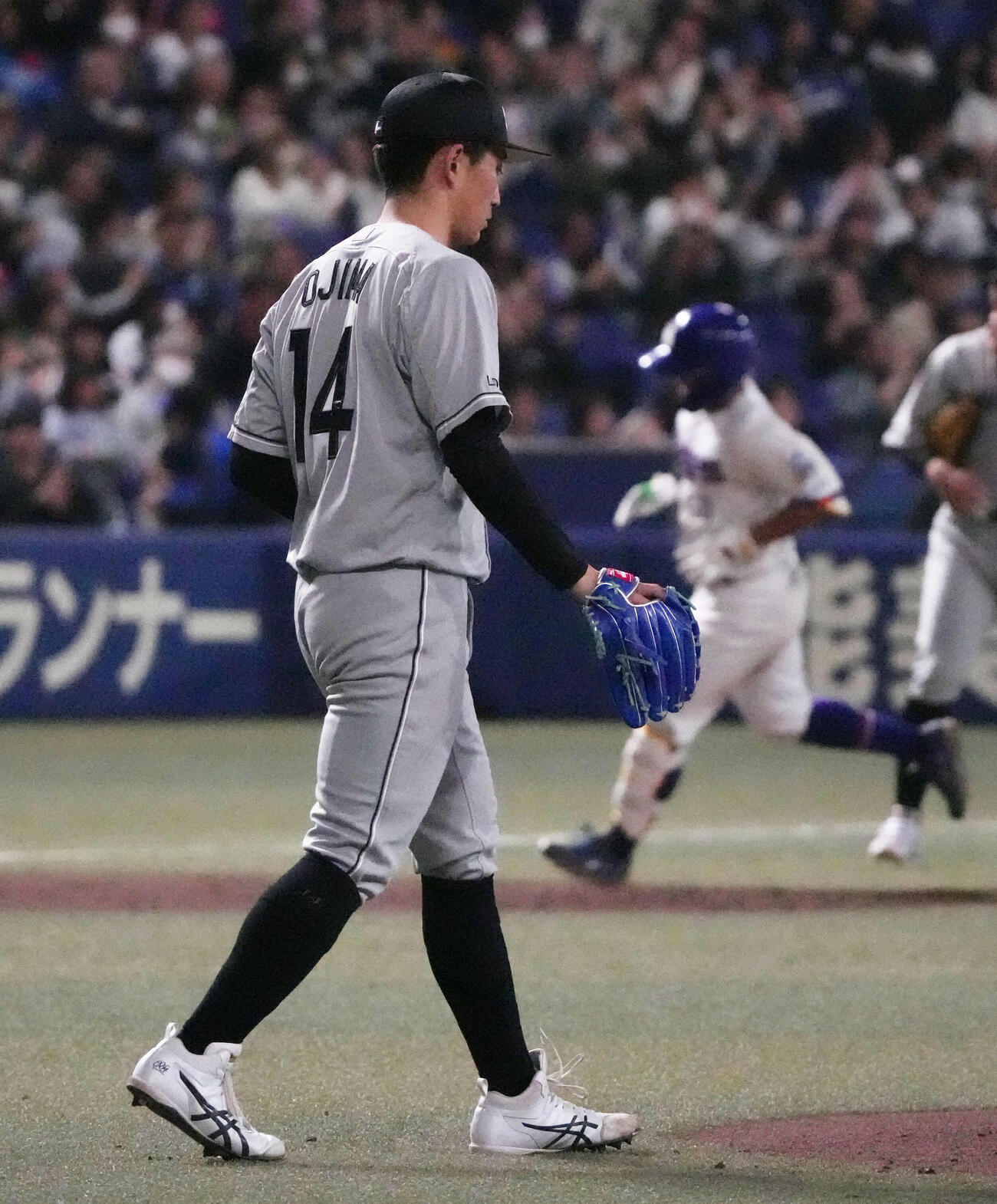 中日対ロッテ　2回裏中日2死三塁、小島（左）は辻本に左越え2点本塁打を打たれる（撮影・森本幸一）