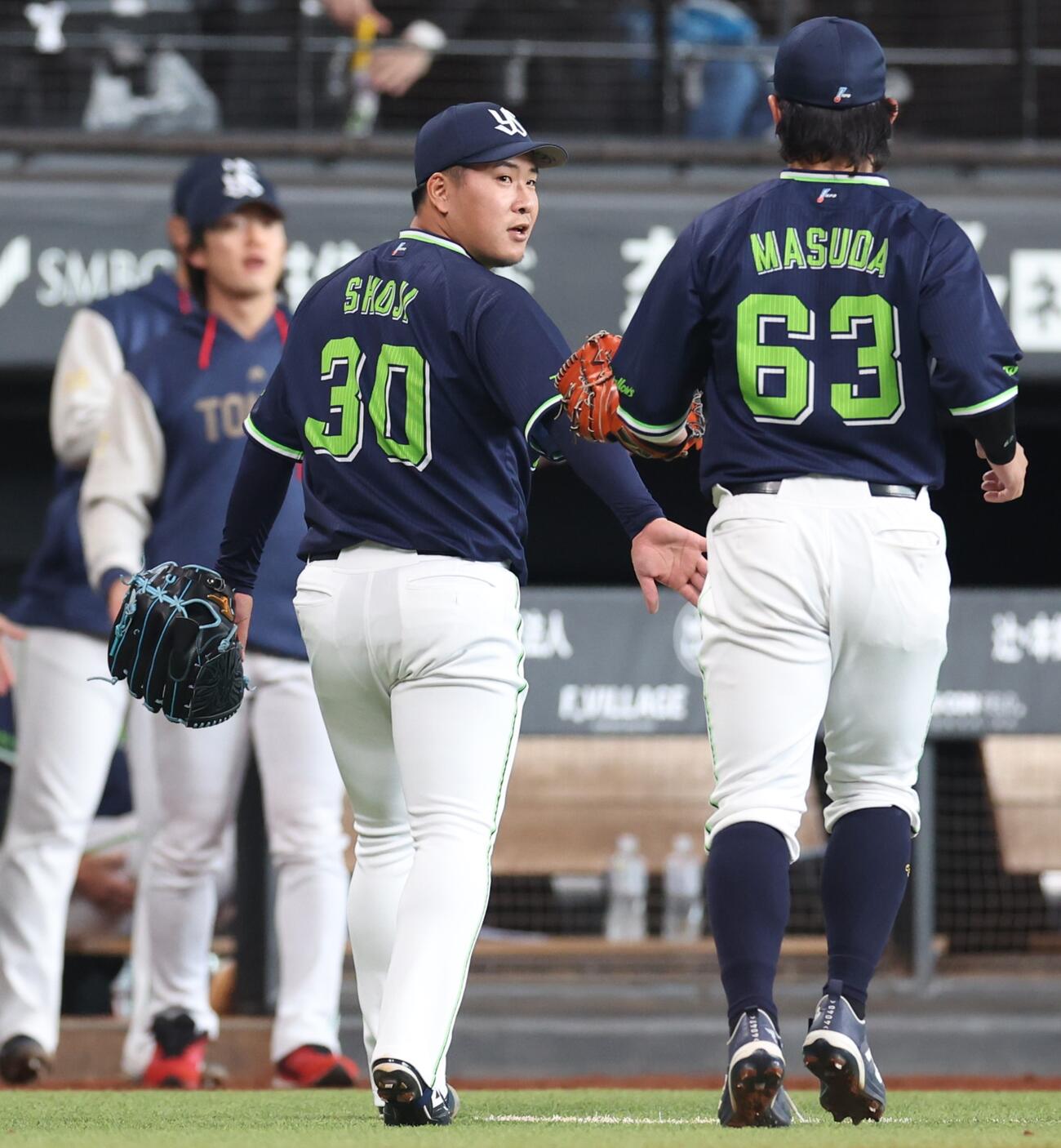 日本ハム対ヤクルト　6回裏、打者を3人で抑え引き揚げる荘司（撮影・黒川智章）