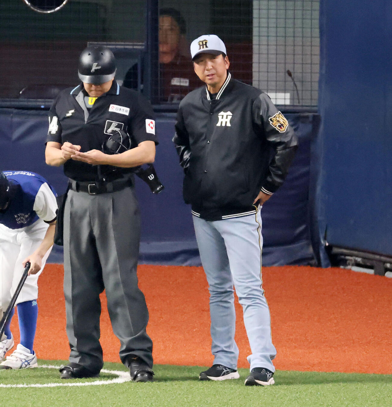 オリックス対阪神　8回表を終え選手交代を告げる阪神藤川監督（撮影・加藤哉）