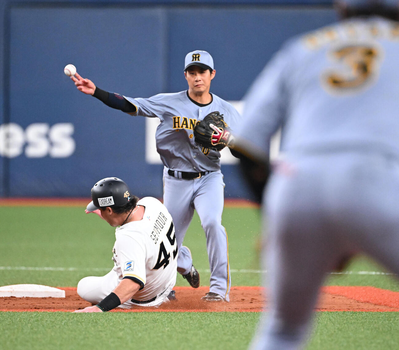 オリックス対阪神　3回裏オリックス無死一塁、紅林を投ゴロ併殺とする伊原陵人、野手木浪、走者シーモア（撮影・和賀正仁）