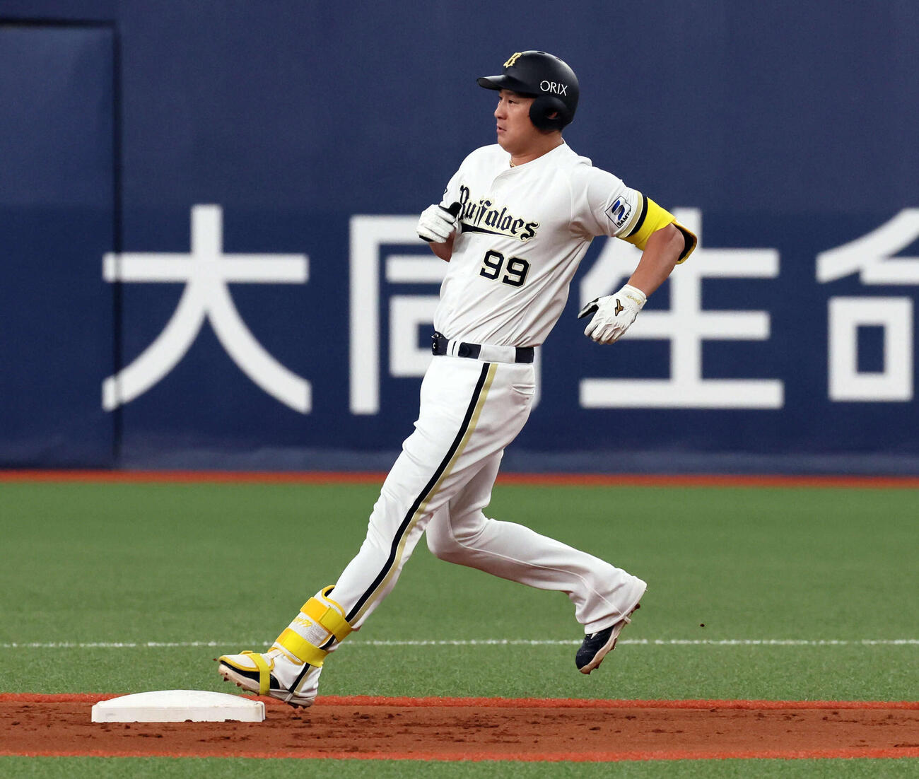 オリックス対阪神　2回裏オリックス1死、杉本は左翼へ二塁打を放つ（撮影・宮崎幸一）