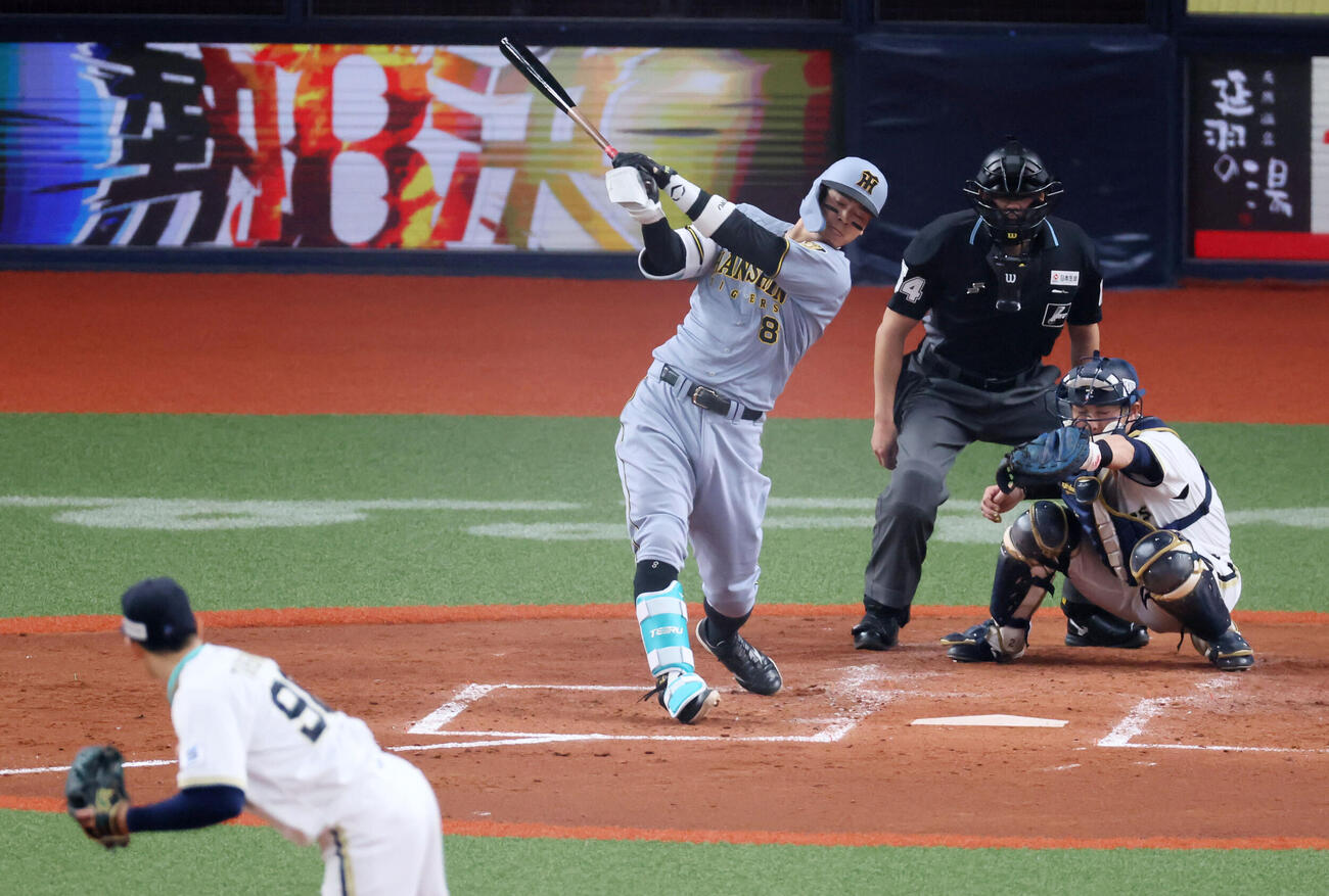 オリックス対阪神　4回表阪神1死一塁、佐藤は三振に倒れる。投手高島（撮影・加藤哉）
