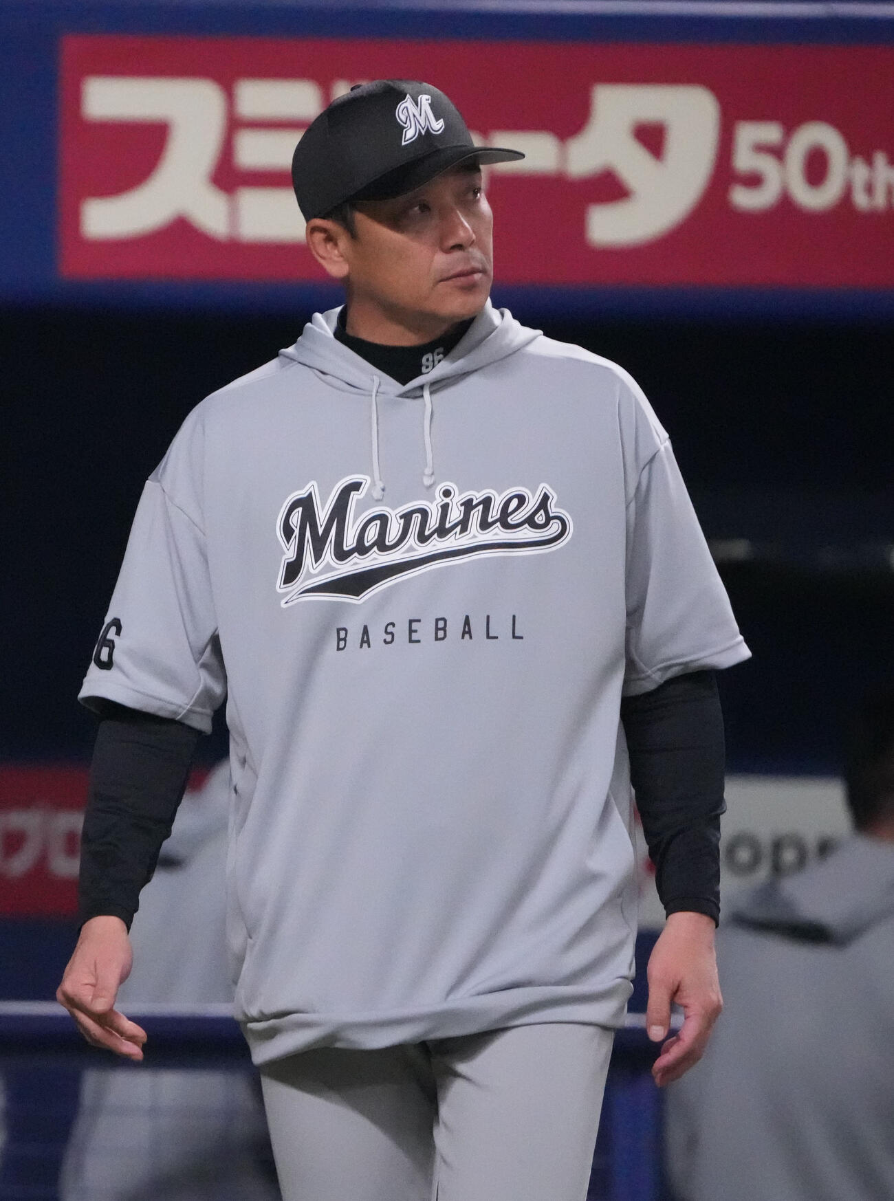 中日対ロッテ　5回表終了、選手交代を告げるサブロー監督（撮影・森本幸一）