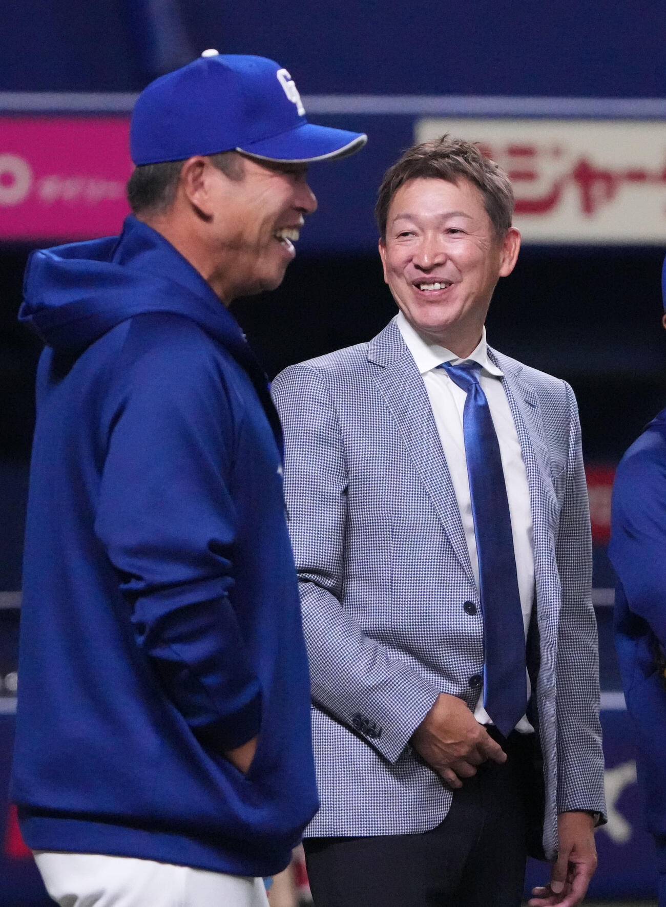 中日対ロッテ　試合前、練習を見つめる立浪和義氏（右）左は井上監督（撮影・森本幸一）