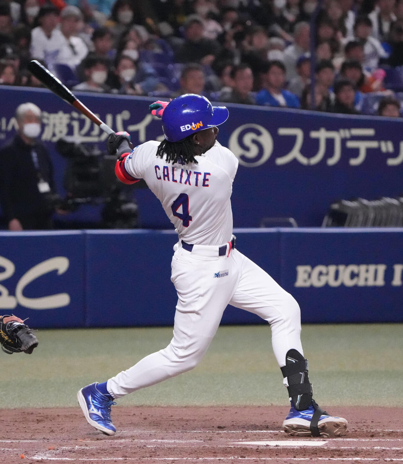中日対ロッテ　4回裏中日1死二塁、左線適時二塁打を放つカリステ（撮影・森本幸一）