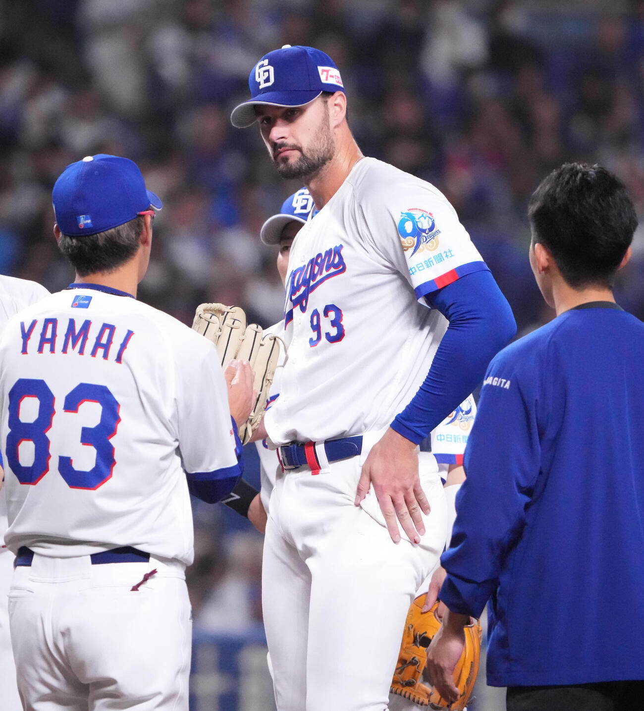 中日対ロッテ　5回表ロッテ2死一、二塁、マウンドのマラー（中央）のもとに集まるナイン（撮影・森本幸一）
