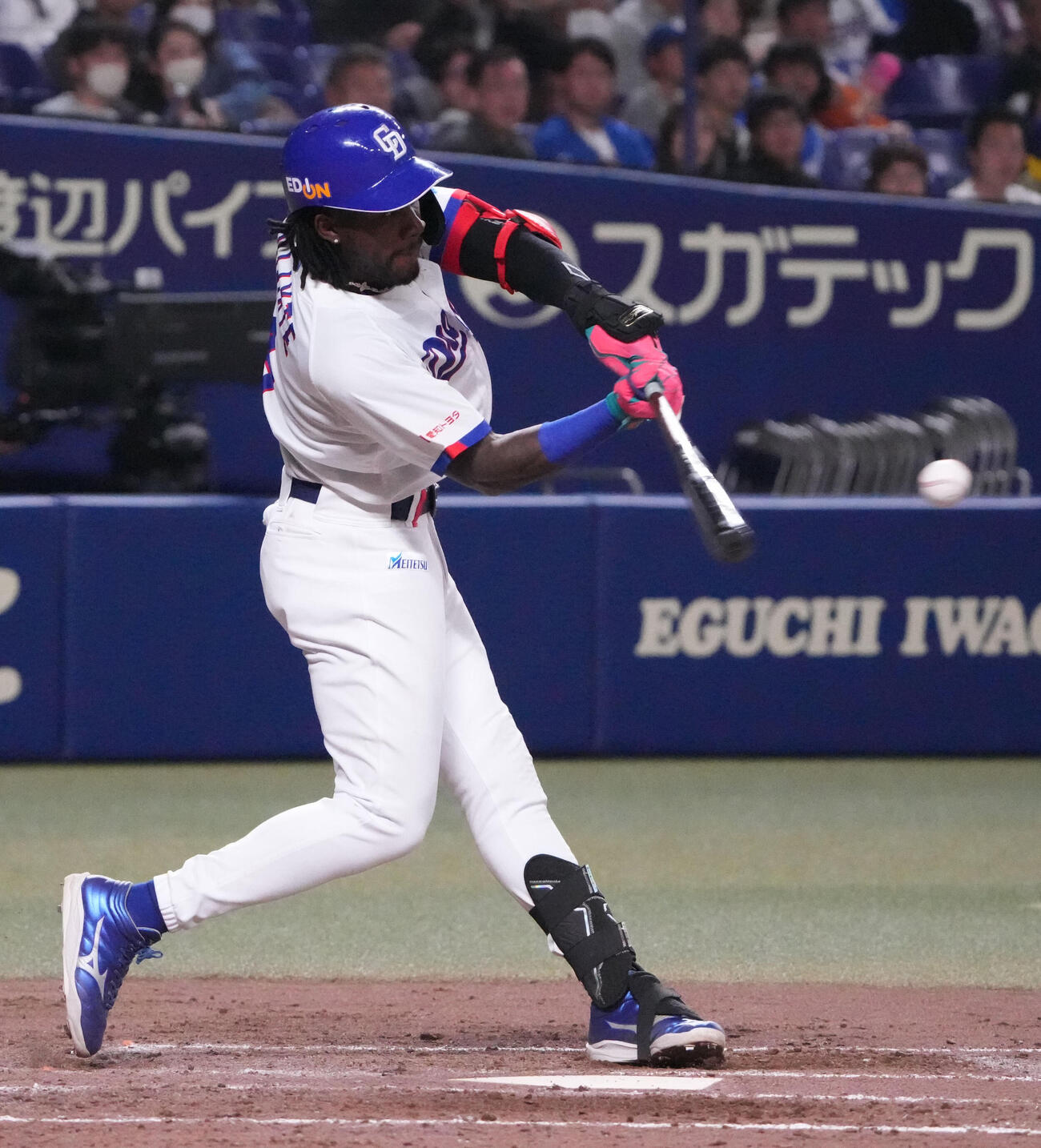 中日対ロッテ　4回裏中日1死二塁、左線適時二塁打を放つカリステ（撮影・森本幸一）