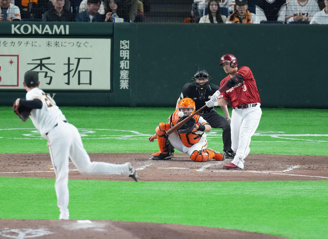 巨人対楽天　5回表楽天1死一塁、適時二塁打を放つ浅村。投手は戸郷（撮影・増田悦実）