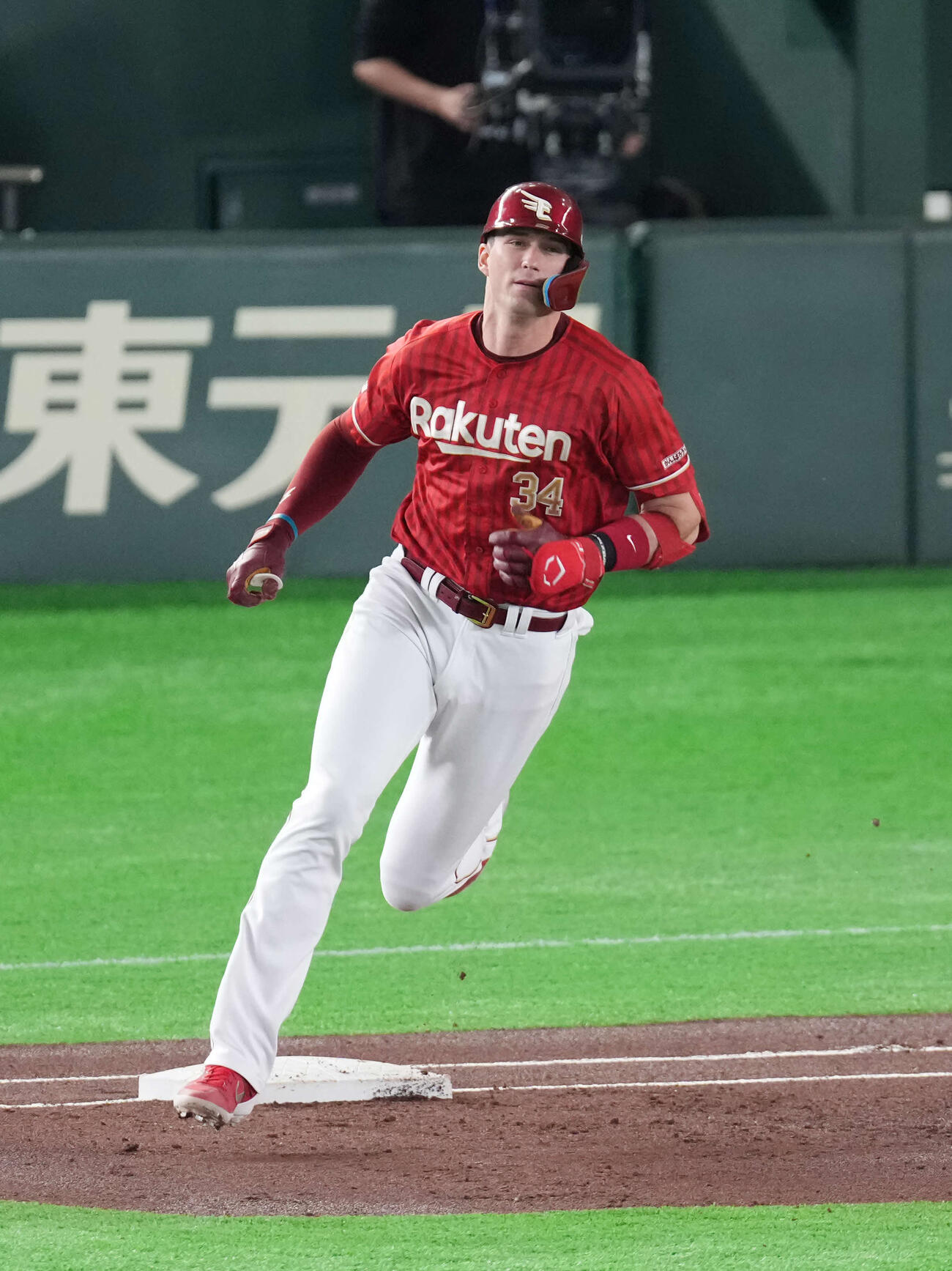 巨人対楽天　1回表楽天1死一、三塁、適時二塁打を放つマッカスカー（撮影・増田悦実）