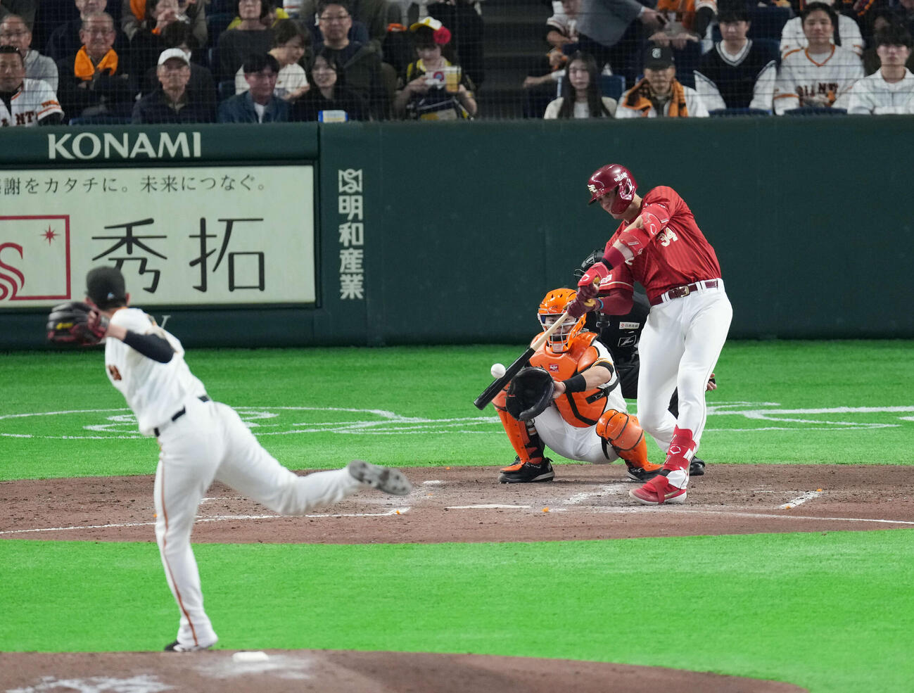 巨人対楽天　5回表楽天1死二塁、適時二塁打を放つマッカスカー。投手は戸郷（撮影・増田悦実）