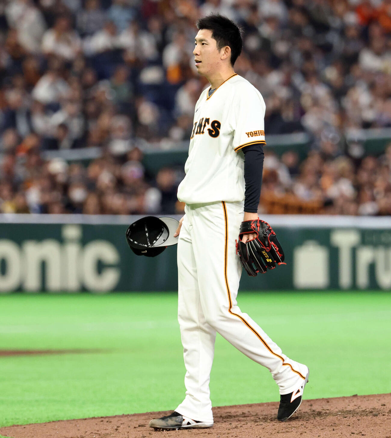 巨人対楽天　5回表楽天1死、小深田に死球を与え脱帽する戸郷（撮影・浅見桂子）