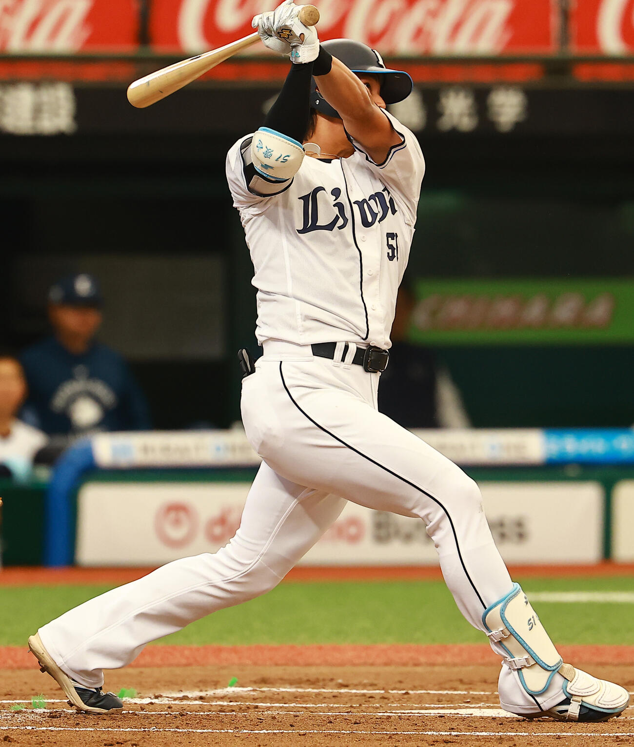 西武対DeNA 1回裏西武2死、右二塁打を放つ西川（撮影・野上伸悟）