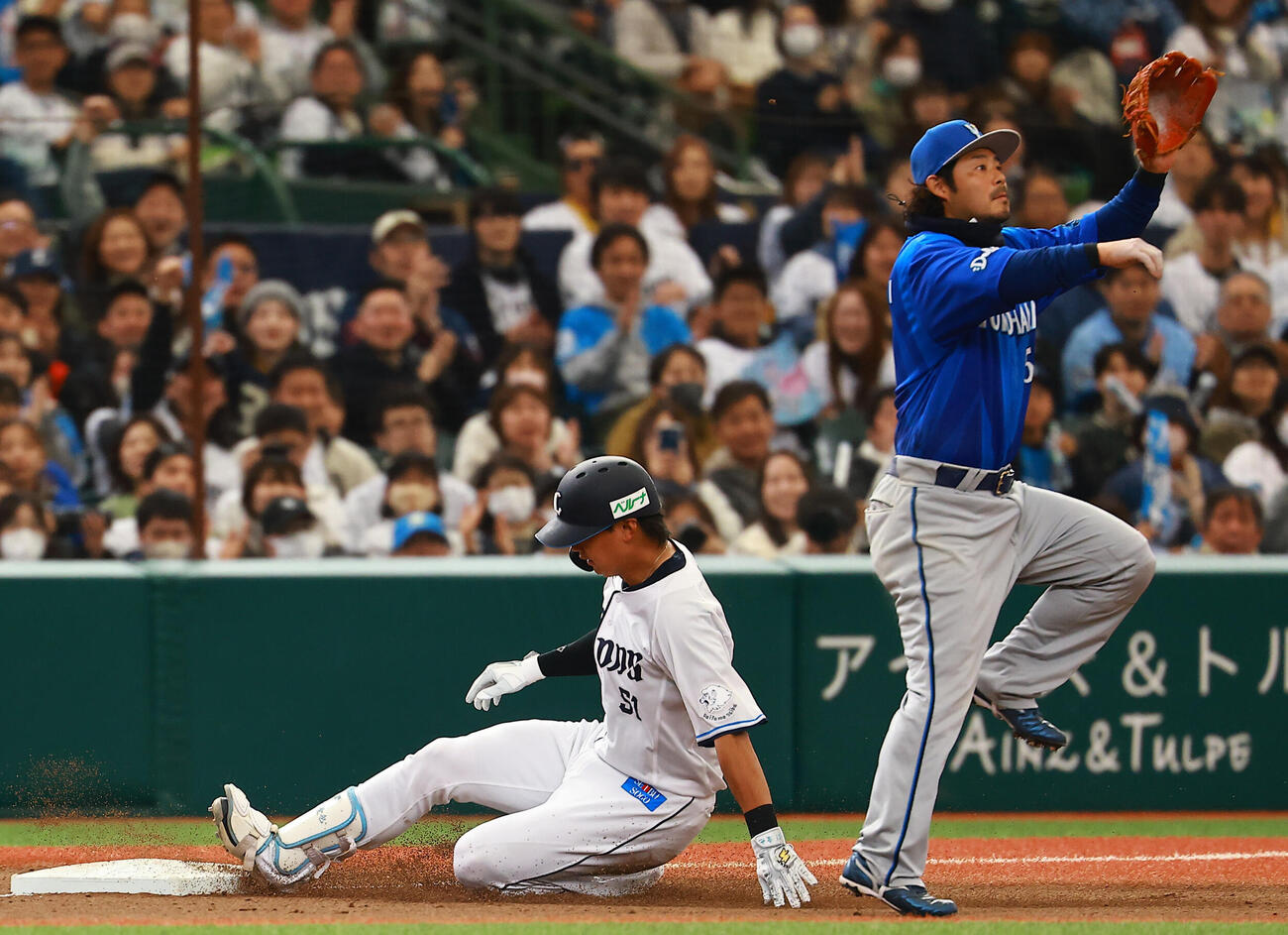 西武対DeNA 6回裏西武1死二塁、先制右適時三塁打放つ西川（撮影・野上伸悟）