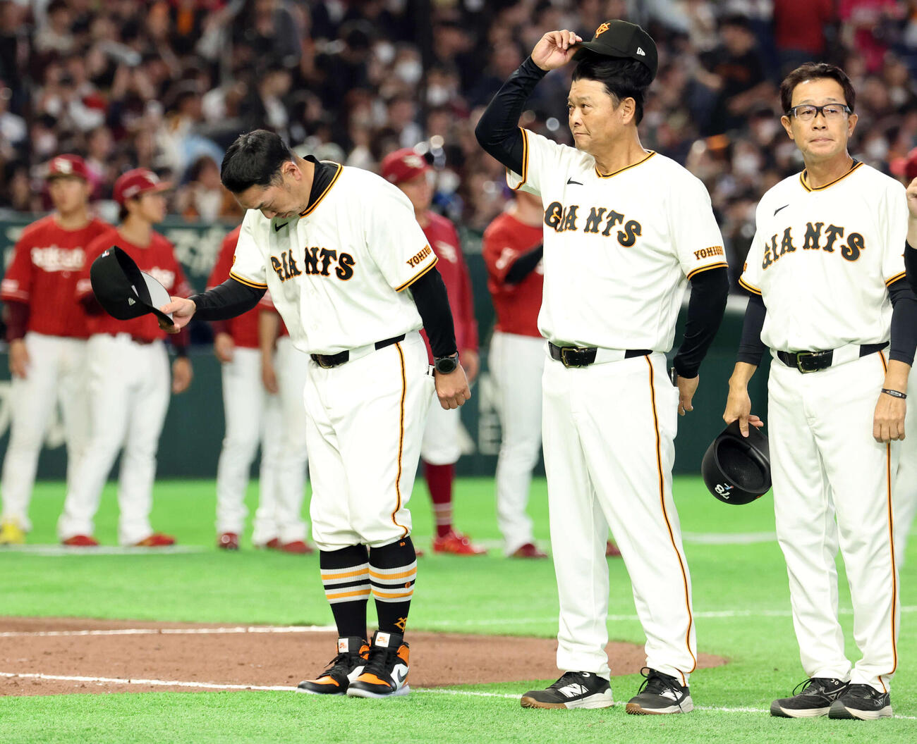 巨人対楽天　最終戦は連勝ストップなり、スタンドに一礼する巨人阿部監督ら（撮影・浅見桂子）