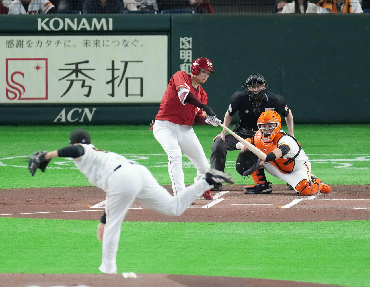 巨人対楽天　1回表楽天無死、右二塁打を放つ中島。投手は則本（撮影・増田悦実）