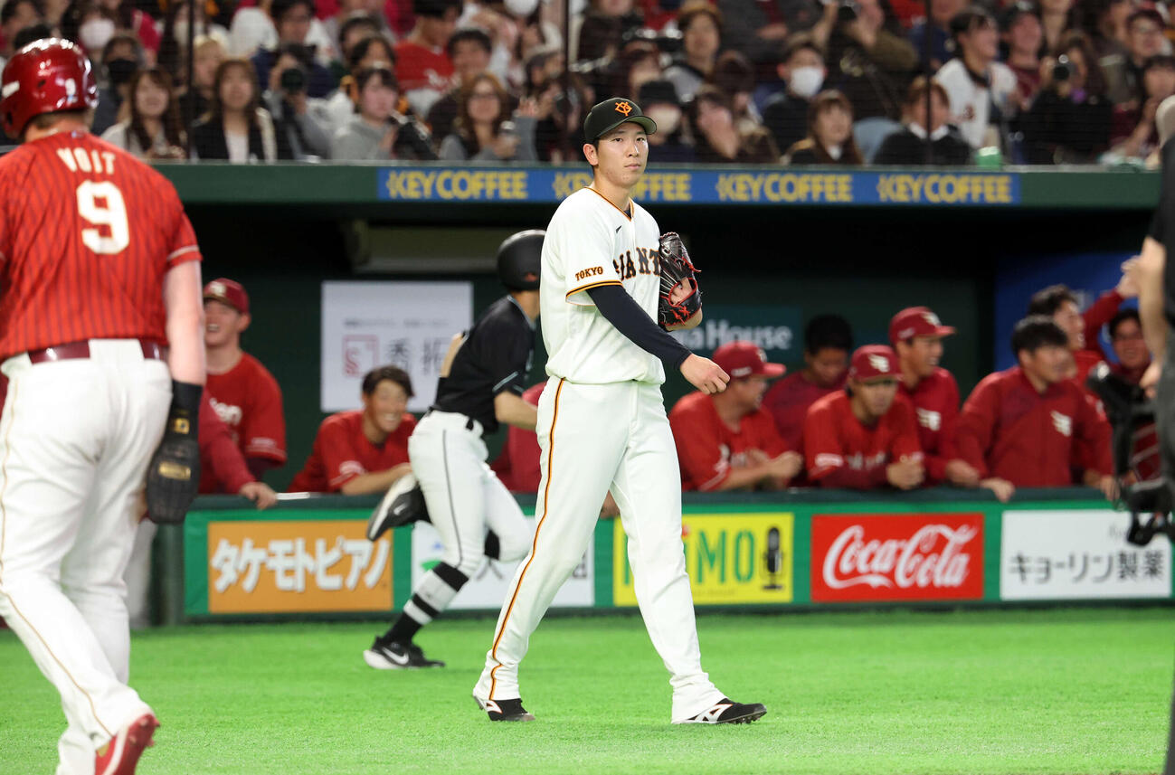 巨人対楽天　5回表楽天2死2死一、二塁、辰己に2点適時二塁打を許しがっくりの戸郷（撮影・浅見桂子）