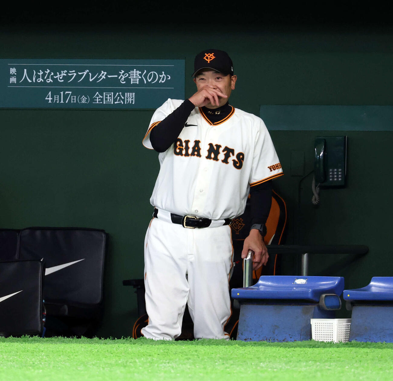 巨人対楽天　2回表楽天の攻撃後、複雑な表情を見せる巨人阿部監督（撮影・浅見桂子）