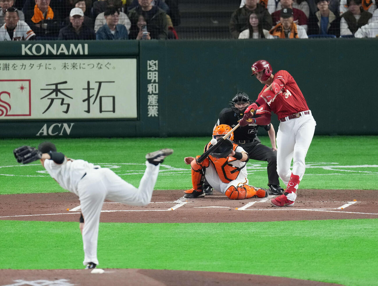 巨人対楽天　1回表楽天1死一、三塁、適時二塁打を放つマッカスカー。投手は則本（撮影・増田悦実）