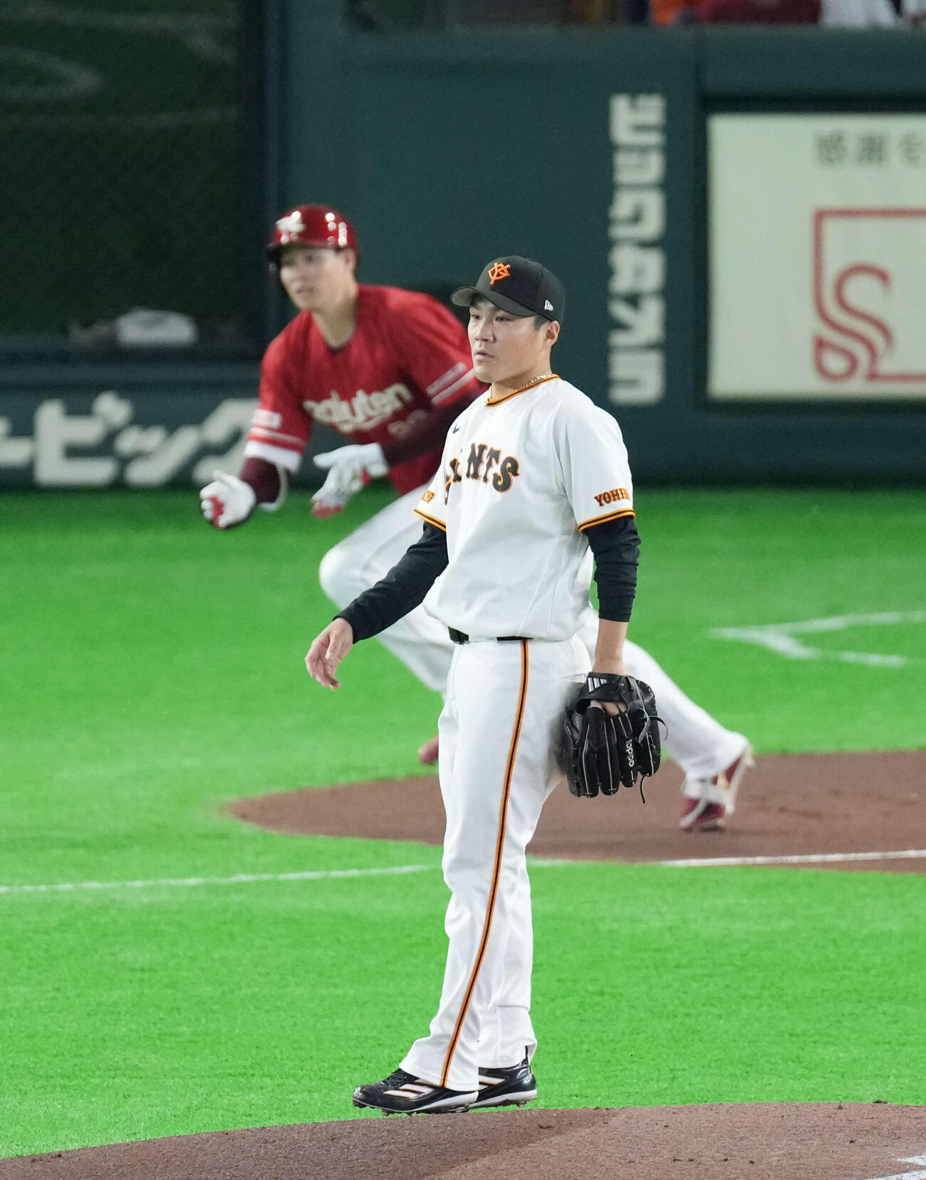 巨人対楽天　1回表楽天無死、中島に右二塁打を浴びる則本（撮影・増田悦実）