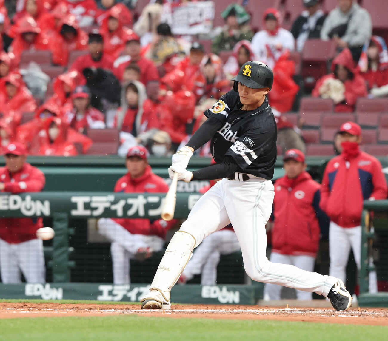 広島対ソフトバンク　8回表ソフトバンク1死二塁、笹川は中前に同点適時打を放つ（撮影・梅根麻紀）